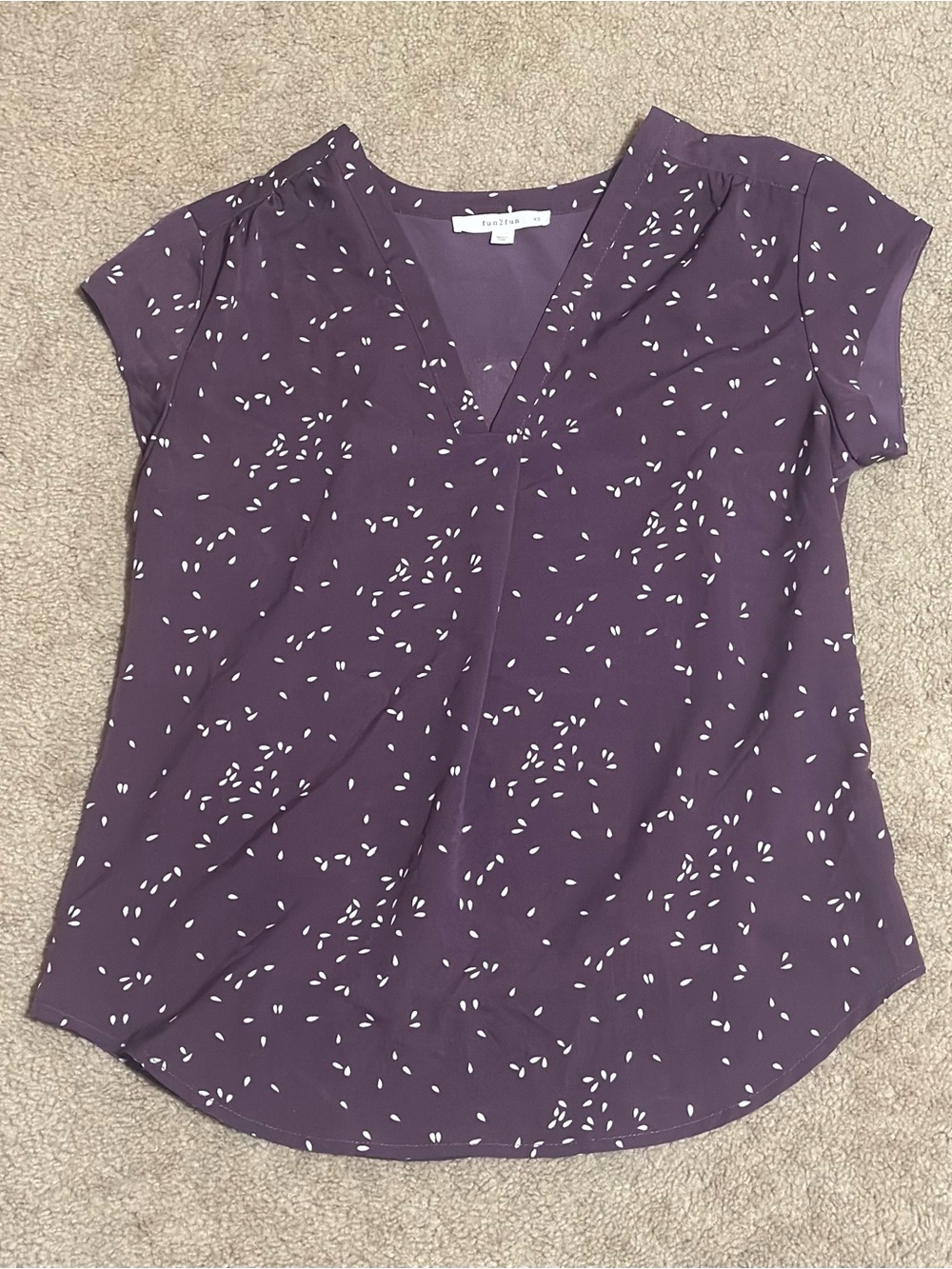 fun 2 fun Plum V-neck Teardrop Printed Surplice Short Sleeve Top SIZE XS